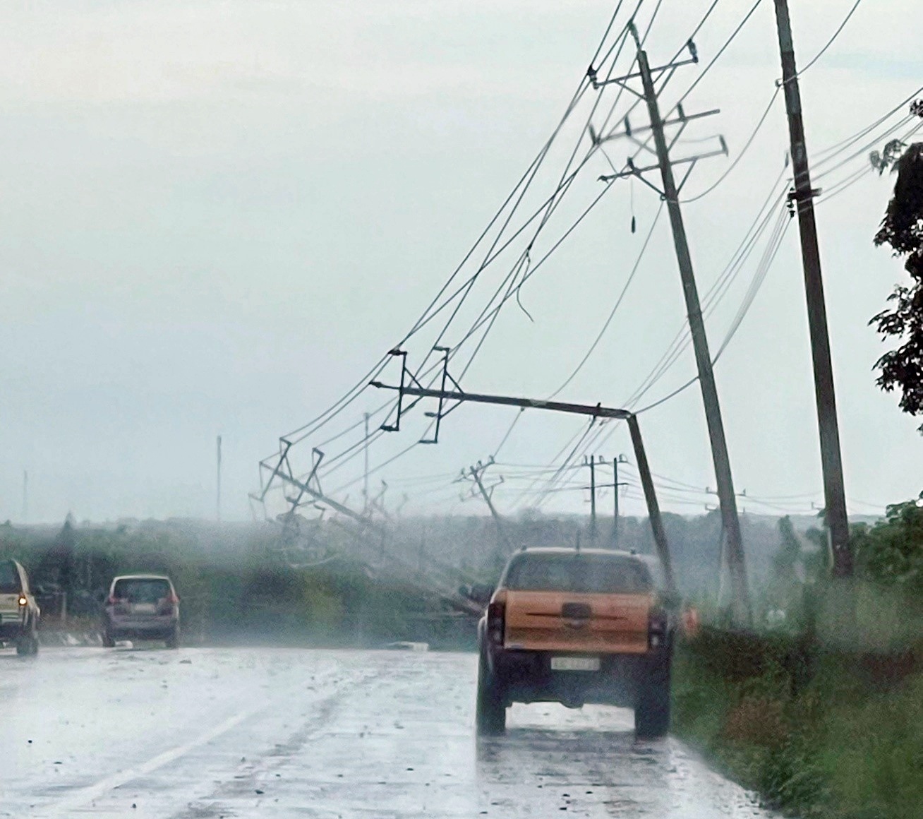 EVNSPC cảnh báo nguy cơ mất an toàn điện mùa mưa bão