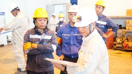 Công đoàn NMNĐ Thái Bình 2 thăm hỏi, động viên người lao động Phân xưởng Bảo dưỡng sửa chữa