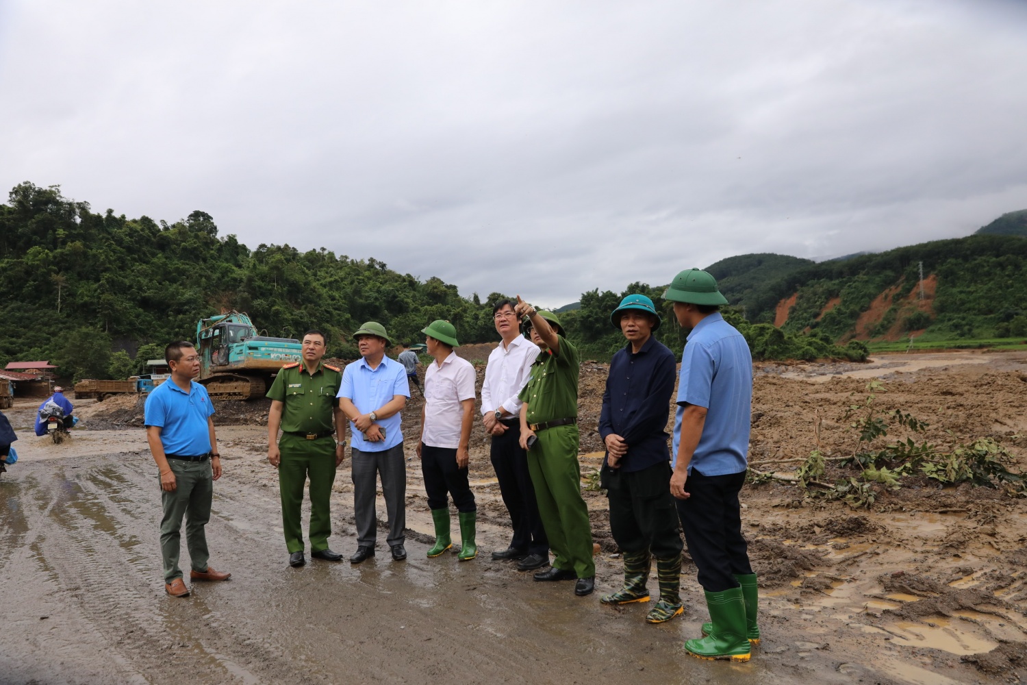 Đoàn công tác Petrovietnam thăm hỏi, hỗ trợ người dân tỉnh Sơn La và Điện Biên Phủ khắc phục hậu quả mưa lũ