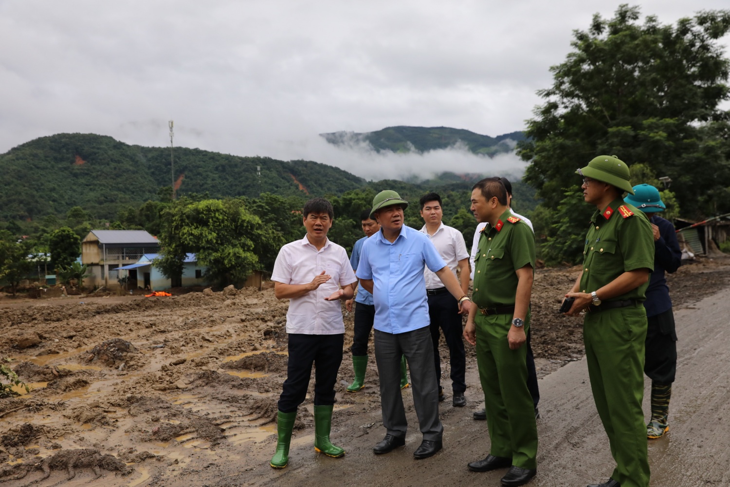 Đoàn công tác Petrovietnam thăm hỏi, hỗ trợ người dân tỉnh Sơn La và Điện Biên Phủ khắc phục hậu quả mưa lũ