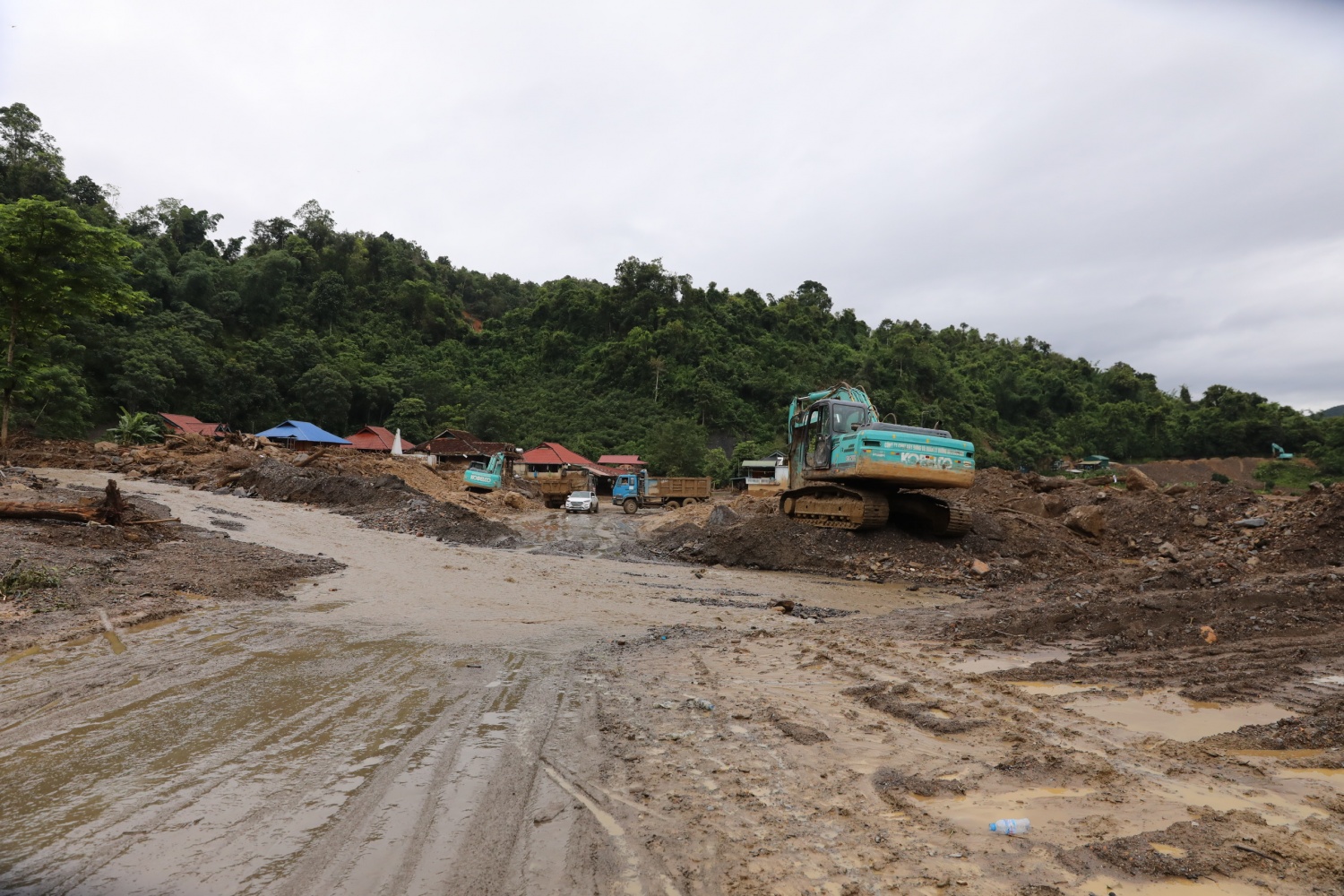 Đoàn công tác Petrovietnam thăm hỏi, hỗ trợ người dân tỉnh Sơn La và Điện Biên Phủ khắc phục hậu quả mưa lũ