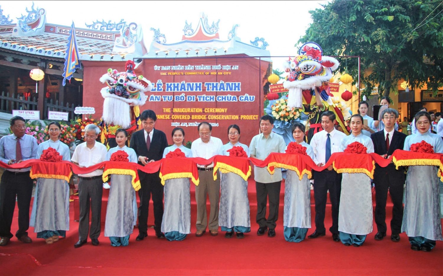 Ban lãnh đạo tỉnh Quảng Nam, TP Hội An và đại biểu Nhật Bản cắt băng khánh thành di tích Chùa Cầu.