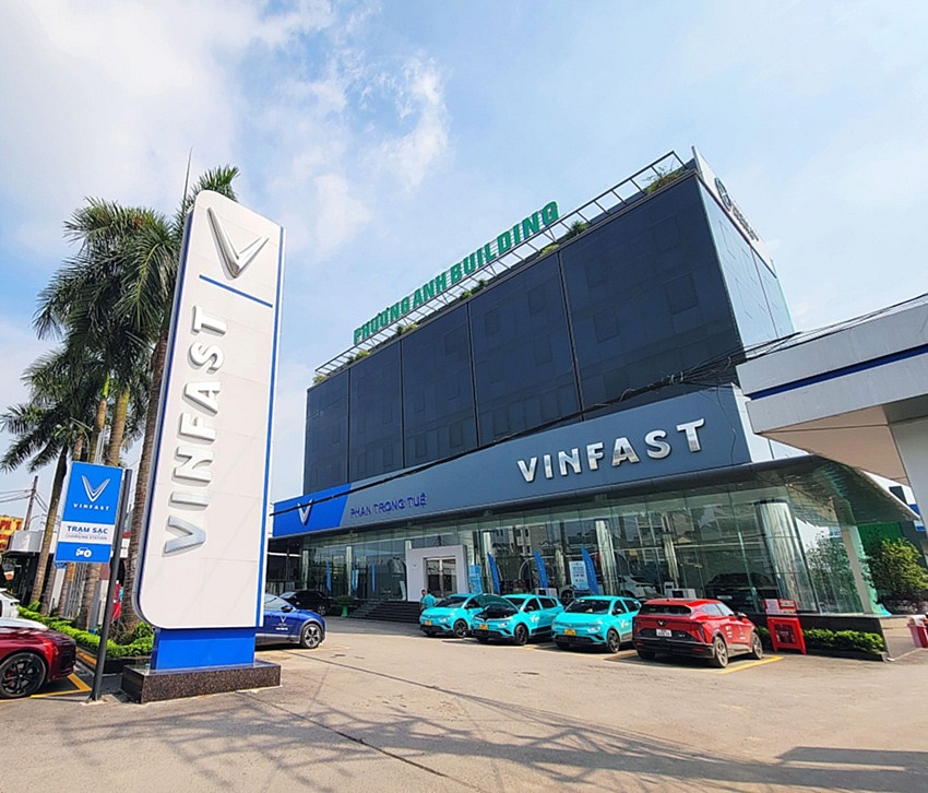 Cận cảnh showroom 8.000m2 lớn nhất Việt Nam của VinFast