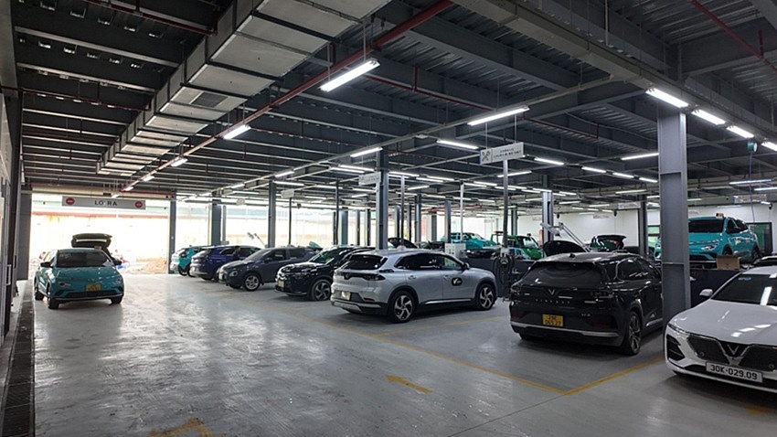 Cận cảnh showroom 8.000m2 lớn nhất Việt Nam của VinFast