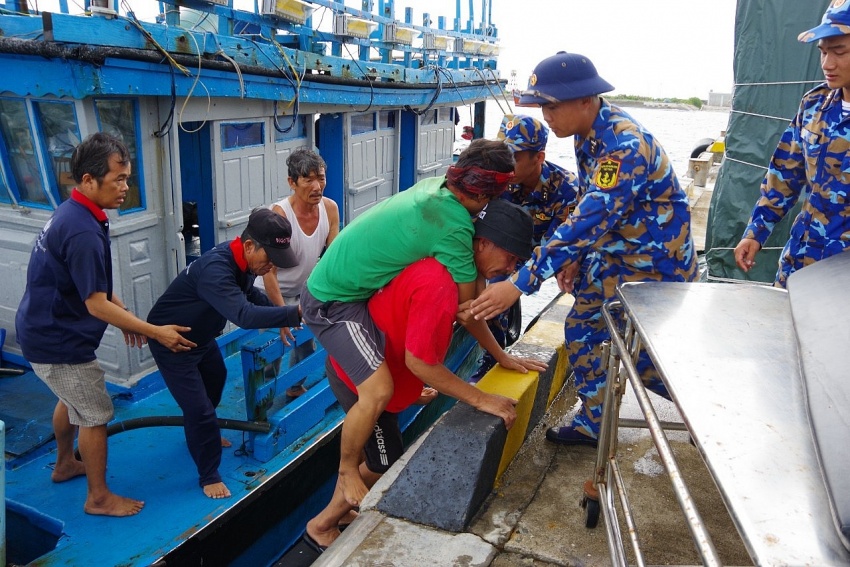 Trực thăng đưa ngư dân bị chấn thương sọ não từ đảo Trường Sa về đất liền