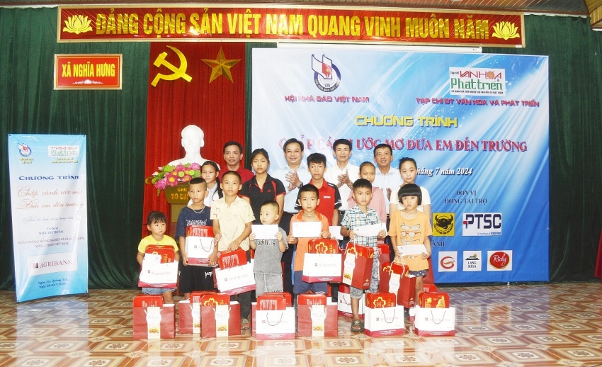 PTSC đồng hành cùng chương trình "Chắp cánh ước mơ, đưa em đến trường"