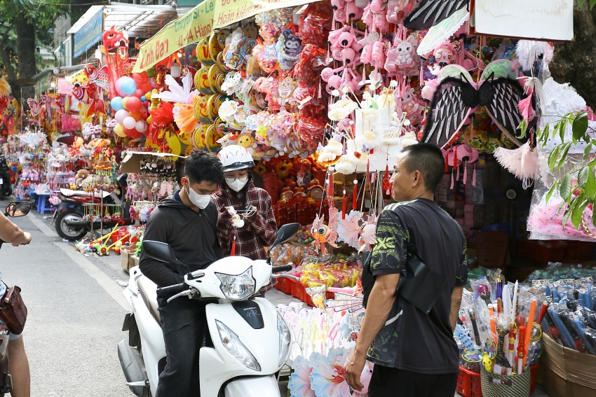 Tết Trung Thu đến sớm, “nhuộm đỏ” phố Hàng Mã