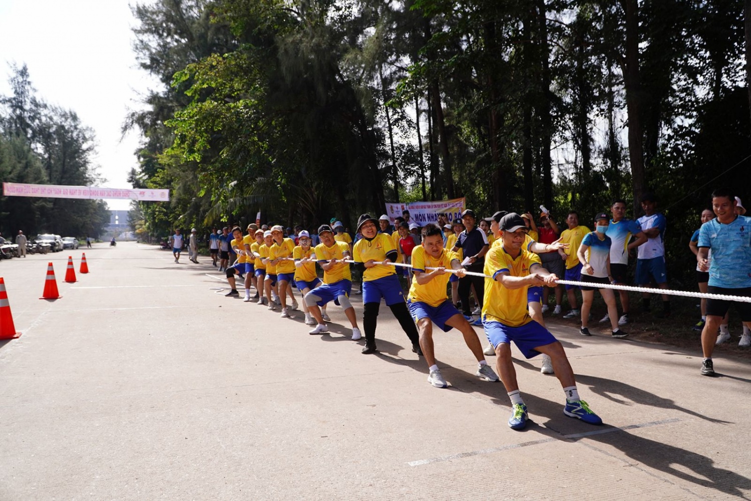 Các đội tham gia tranh tài ở nội dung kéo co Nam + Nữ (Đội Khối Văn phòng 1)