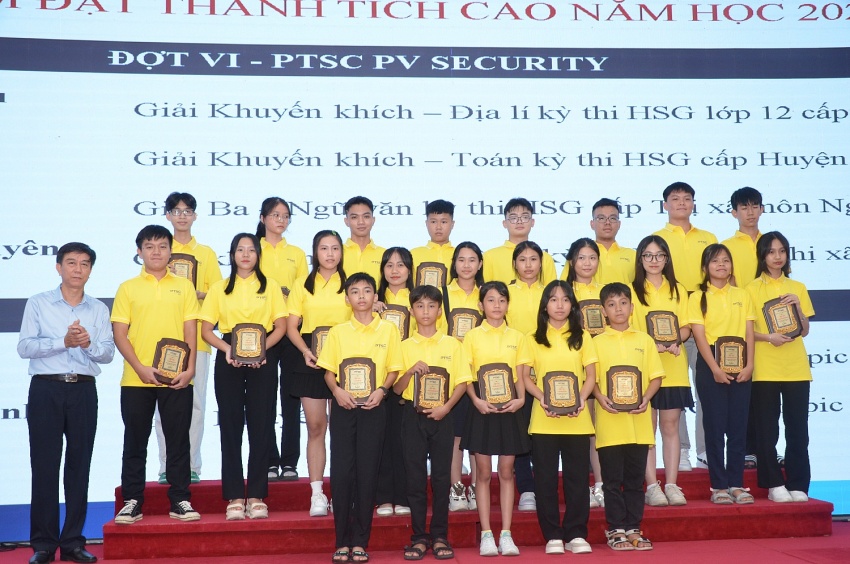 Hành trình lần thứ X: PTSC tổ chức lễ tuyên dương học sinh giỏi tiêu biểu xuất sắc Hành trình lần thứ X: PTSC tổ chức lễ tuyên dương học sinh giỏi tiêu biểu xuất sắc