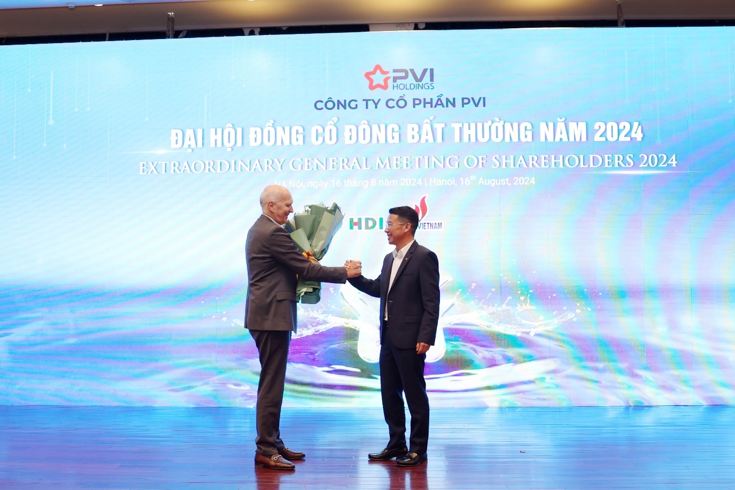 Chủ tịch HĐQT tặng hoa cho ông Nguyễn Tuấn Tú - tân Tổng Giám đốc Các sự kiện nổi bật của Petrovietnam trong tuần từ ngày 12/8 đến 19/8/2024