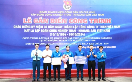 Gắn biển công trình thanh niên chào mừng kỷ niệm 30 năm ngày thành lập TKV