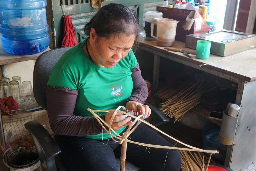 Nghệ nhân cuối cùng làm đèn Trung thu truyền thống tại làng Hậu Ái