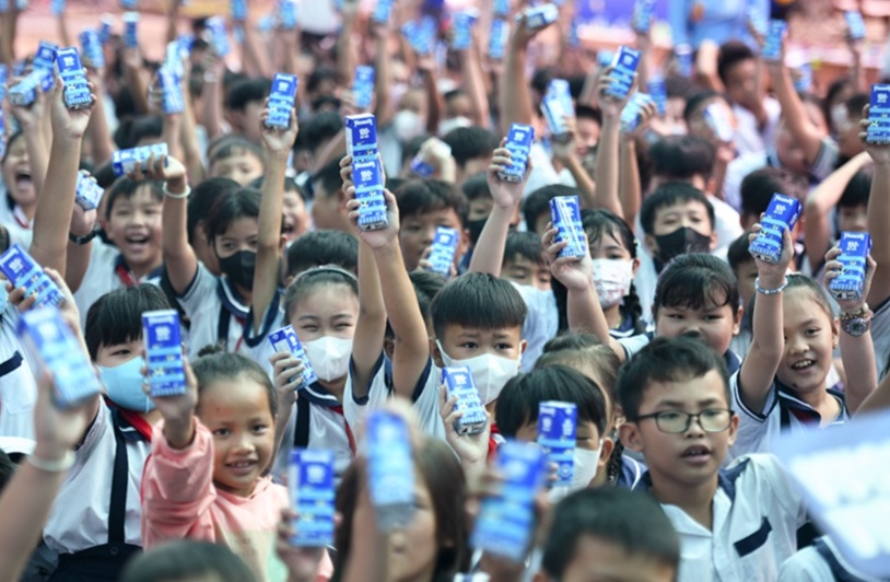 Vinamilk trao tặng gần 200.000 hộp sữa cho trẻ em nhân ngày hội tựu trường