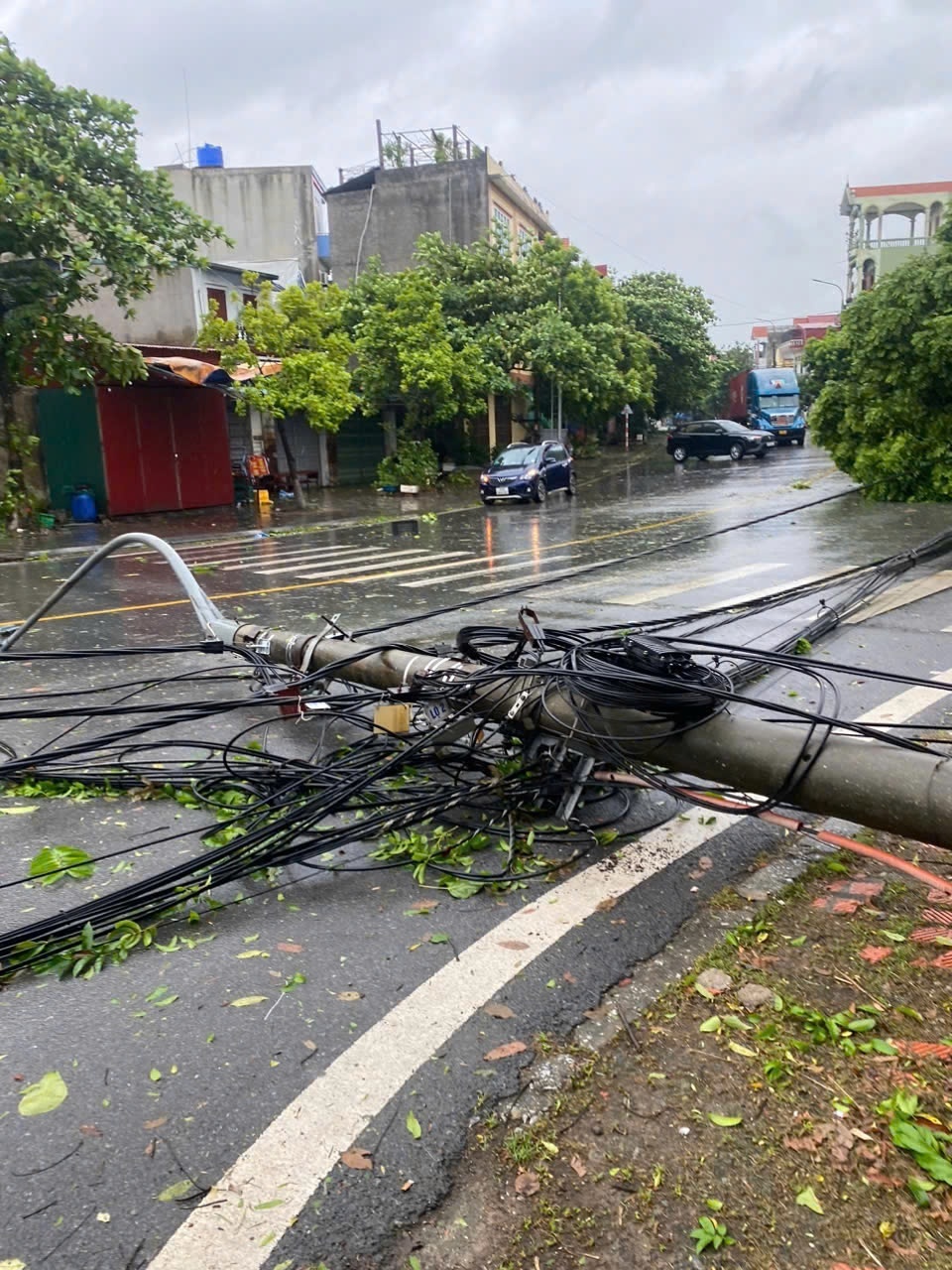 Tại Quảng Ninh, thống kê nhanh cho thấy 14 trạm biến áp 110 kV bị tách khỏi vận hành, 84 đường dây trung áp gặp sự cố do bão Yagi. Hiện 4 lộ đường dây đã được ngành điện khắc phục. Khoảng hơn 274.000 khách hàng trên địa bàn bị gián đoạn cấp điện.