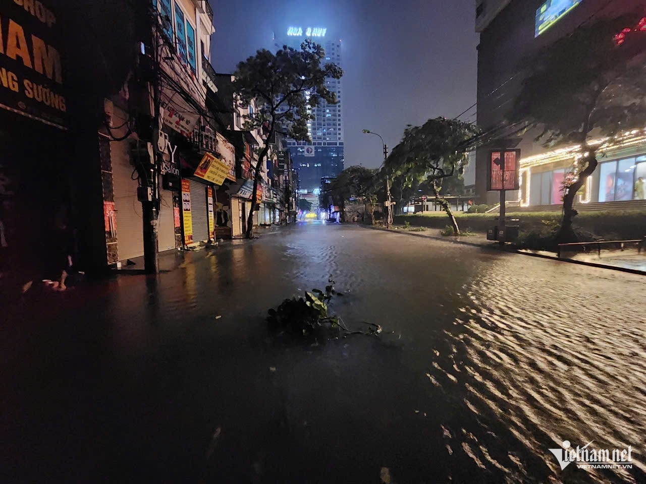 Mưa lớn gây ngập ở đường Nguyễn Tuân. Ảnh: Quang Phong Bão Yagi đổ bộ vào Hà Nội, mưa lớn khiến nhiều tuyến phố ngập cục bộ