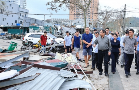 Thủ tướng đi thị sát, động viên người dân và chỉ đạo khắc phục hậu quả bão số 3 tại Quảng Ninh