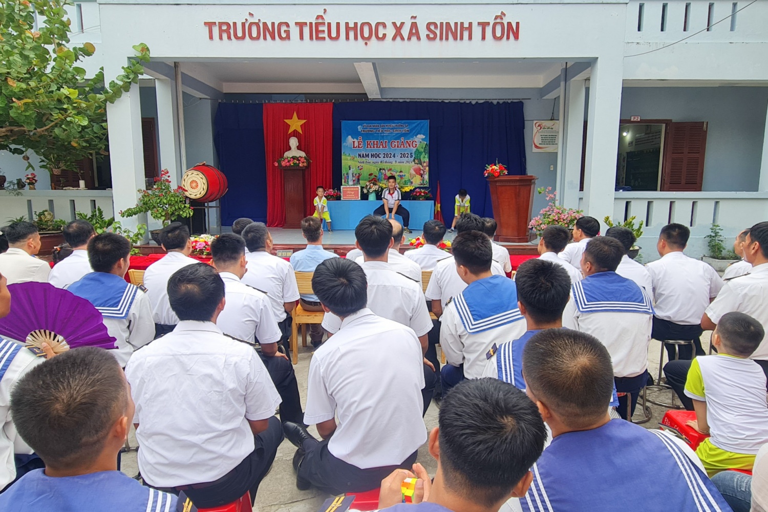 Buổi khai trường tại Trường Tiểu học xã Sinh Tồn