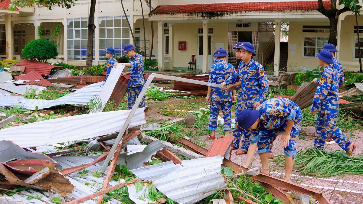 Cán bộ, chiến sĩ Vùng 1 Hải quân sát cánh cùng nhân dân khắc phục hậu quả bão số 3