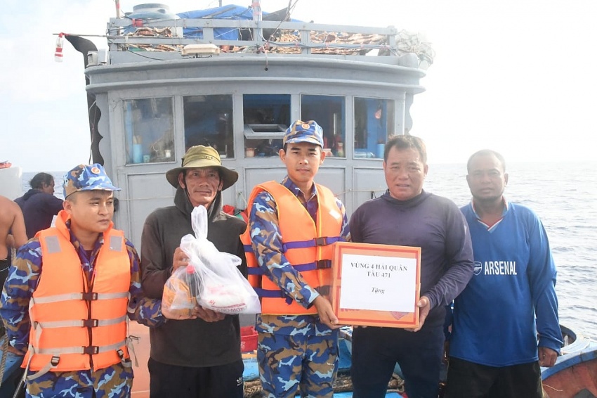 Tàu 471, Bộ Tư lệnh Vùng 4 Hải quân hỗ trợ nhu yếu phẩm cho ngư dân tàu cá QNg 96615 TS