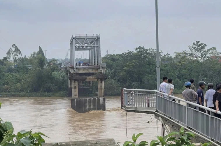 Sập cầu Phong Châu tại Phú Thọ, nhiều người và phương tiện rơi xuống sông