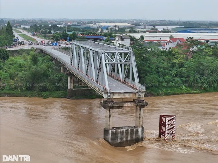 Hiện trạng cầu Phong Châu sau khi bị gãy sập (Ảnh: Nguyễn Hải).