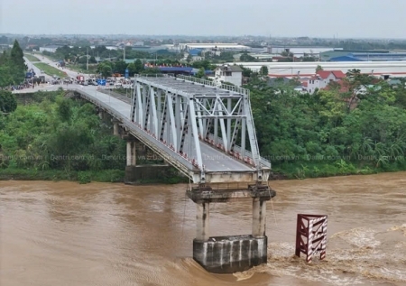 Sập cầu Phong Châu: 10 ô tô, 2 xe máy và 13 người rơi xuống sông