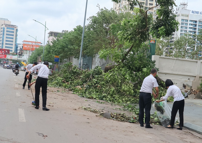 [Chùm ảnh] Đường phố Hà Nội ngổn ngang sau bão