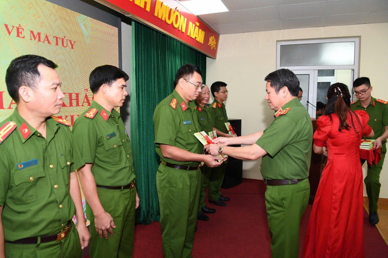 "Nhận diện hoạt động sản xuất trái phép chất ma túy" - một cuốn sách thiết thực bổ ích cho lu