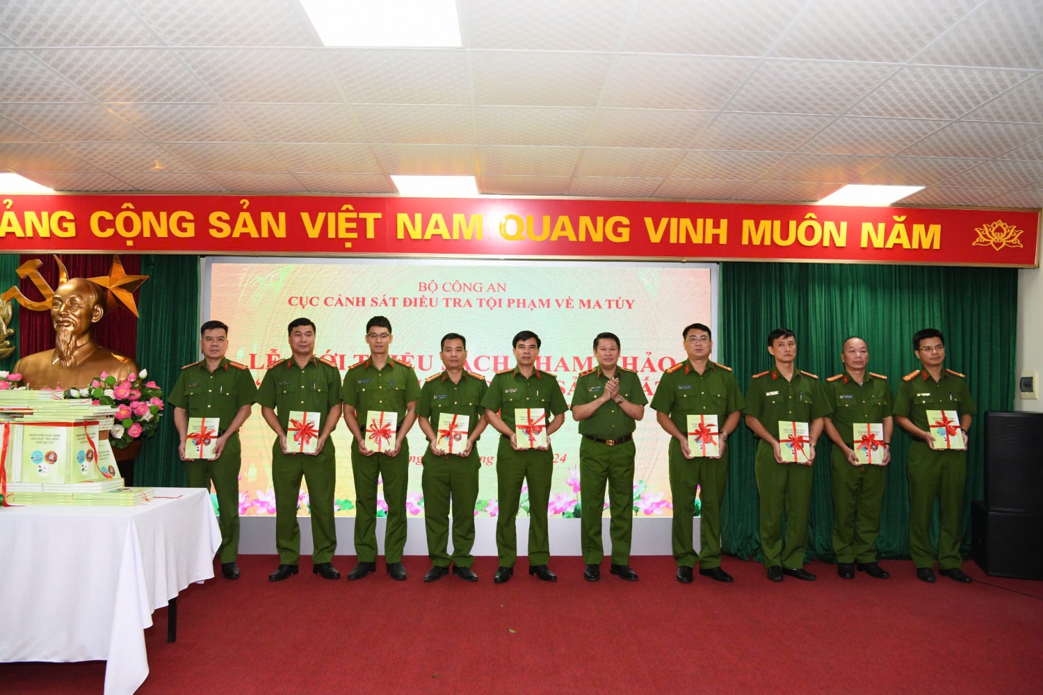 "Nhận diện hoạt động sản xuất trái phép chất ma túy" - một cuốn sách thiết thực bổ ích cho lu