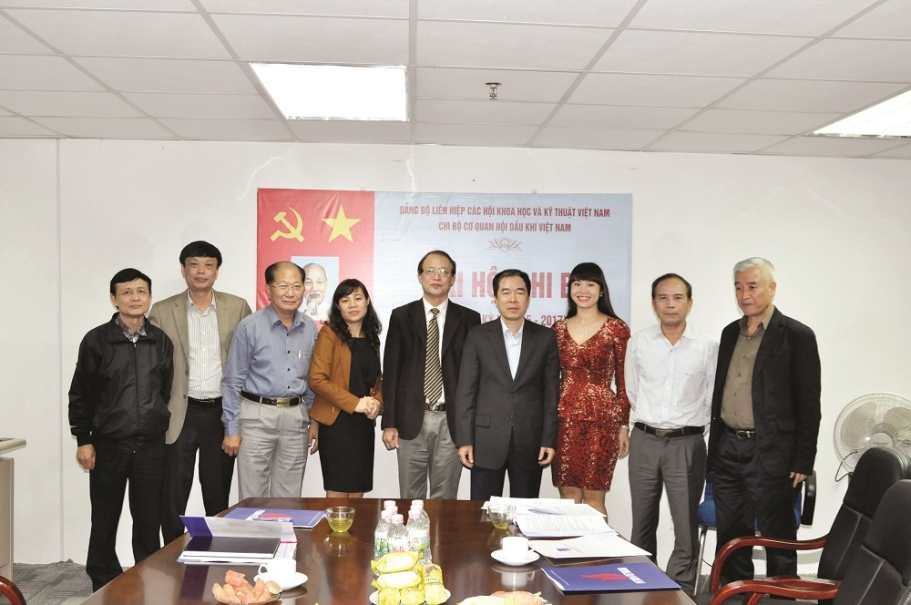 TS. Nguyễn Huy Quý (ngoài cùng bên phải) tại Đại hội Chi bộ Cơ quan Hội DKVN