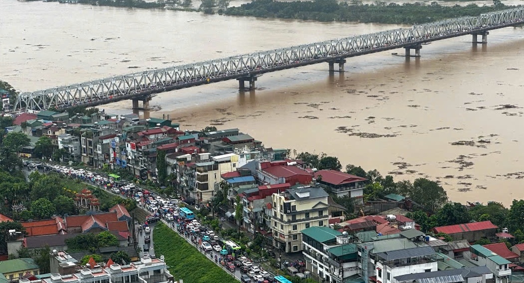 Nước lũ sông Hồng lên nhanh, dự báo có thể đạt mức báo động 2