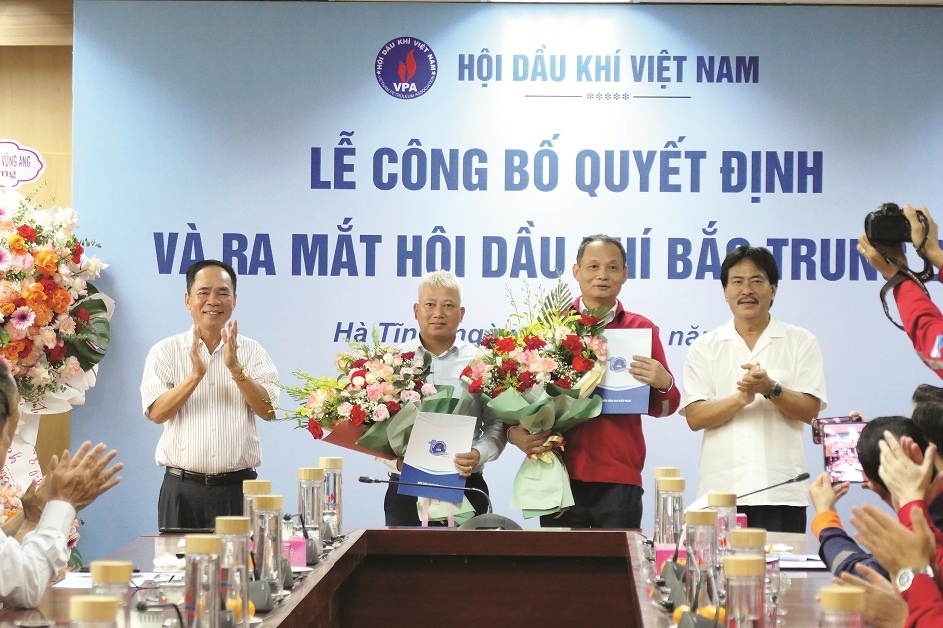 Phấn đấu xây dựng tập thể đoàn kết, sáng tạo