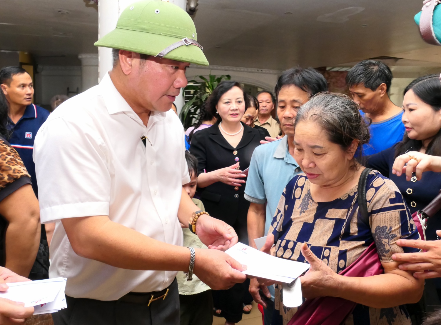 Petrovietnam thăm, động viên và trao hỗ trợ cho các hộ dân chịu thiệt hại do thiên tai tại tỉnh Yên Bái