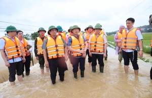 Thủ tướng chỉ đạo bảo đảm an toàn đê điều, hồ đập; triển khai phương tiện, kể cả trực thăng, hỗ trợ người dân