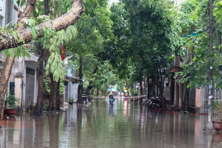 Một góc phố Hà Nội được giăng giây ngăn người dân di chuyển để đảm bảo an toàn. Ảnh: Hằng Nga.