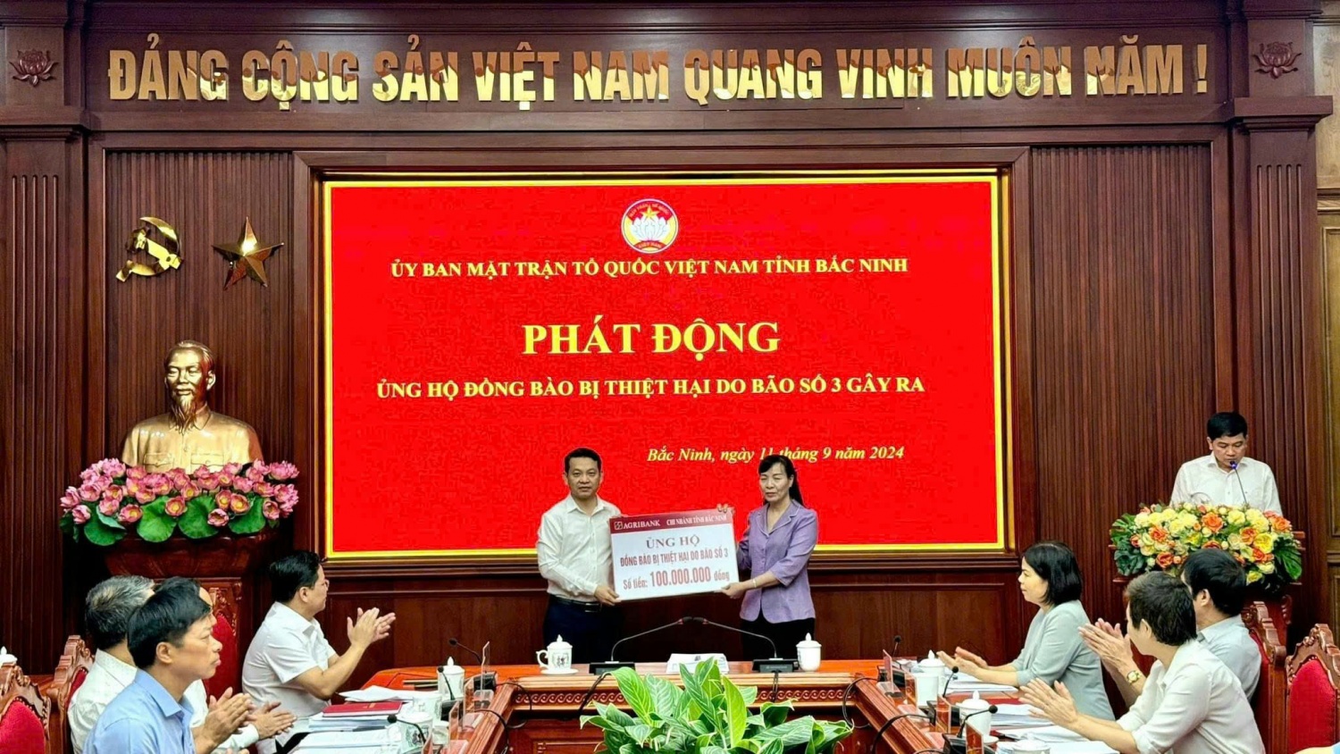 Đại diện Agribank Chi nhánh tỉnh Bắc Ninh trao kinh phí ủng hộ tới Ủy ban MTTQ tỉnh.