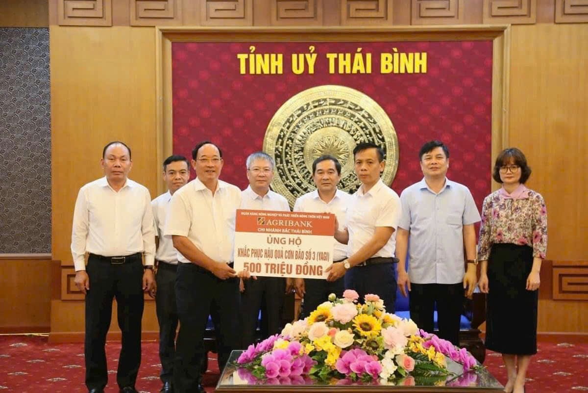 Các Chi nhánh Agribank trên địa bàn tỉnh Thái Bình ủng hộ khắc phục hậu quả cơn bão số 3.