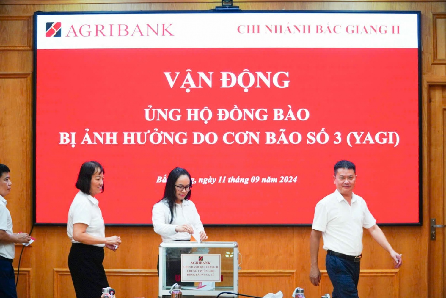 Cán bộ, người lao động Agribank quyên góp ủng hộ đồng bào bị ảnh hưởng do cơn bão số 3.