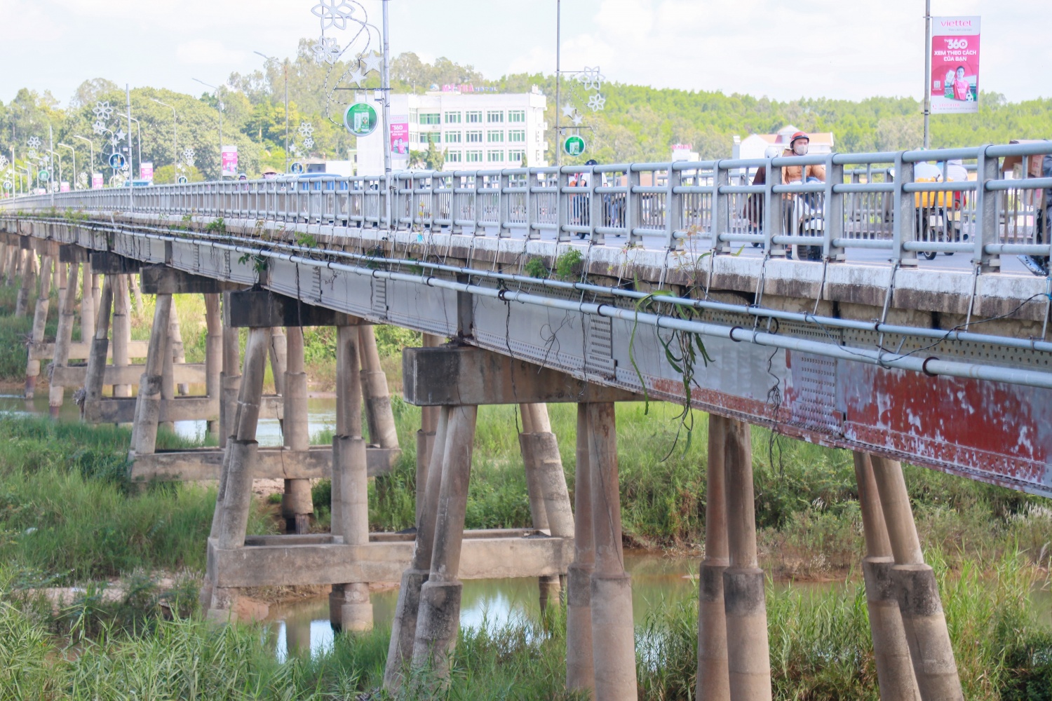 Vừa qua, để đảm bảo an toàn cho người dân tham gia giao thông trên các công trình cầu, chủ tịch UBND tỉnh Nguyễn Hoàng Giang đã có chỉ thị kiểm tra, kiểm soát toàn bộ các công trình cầu trên địa bàn tỉnh. Theo đó, các huyện, thị xã và Sở Giao thông vận tải sẽ chịu trách nhiệm kiểm tra, rà soát toàn bộ hiện trạng các cây cầu trên địa bàn và báo cáo lên UBND tỉnh nếu có những trường hợp cầu chưa đảm  bảo an toàn để kịp thời xử lý.