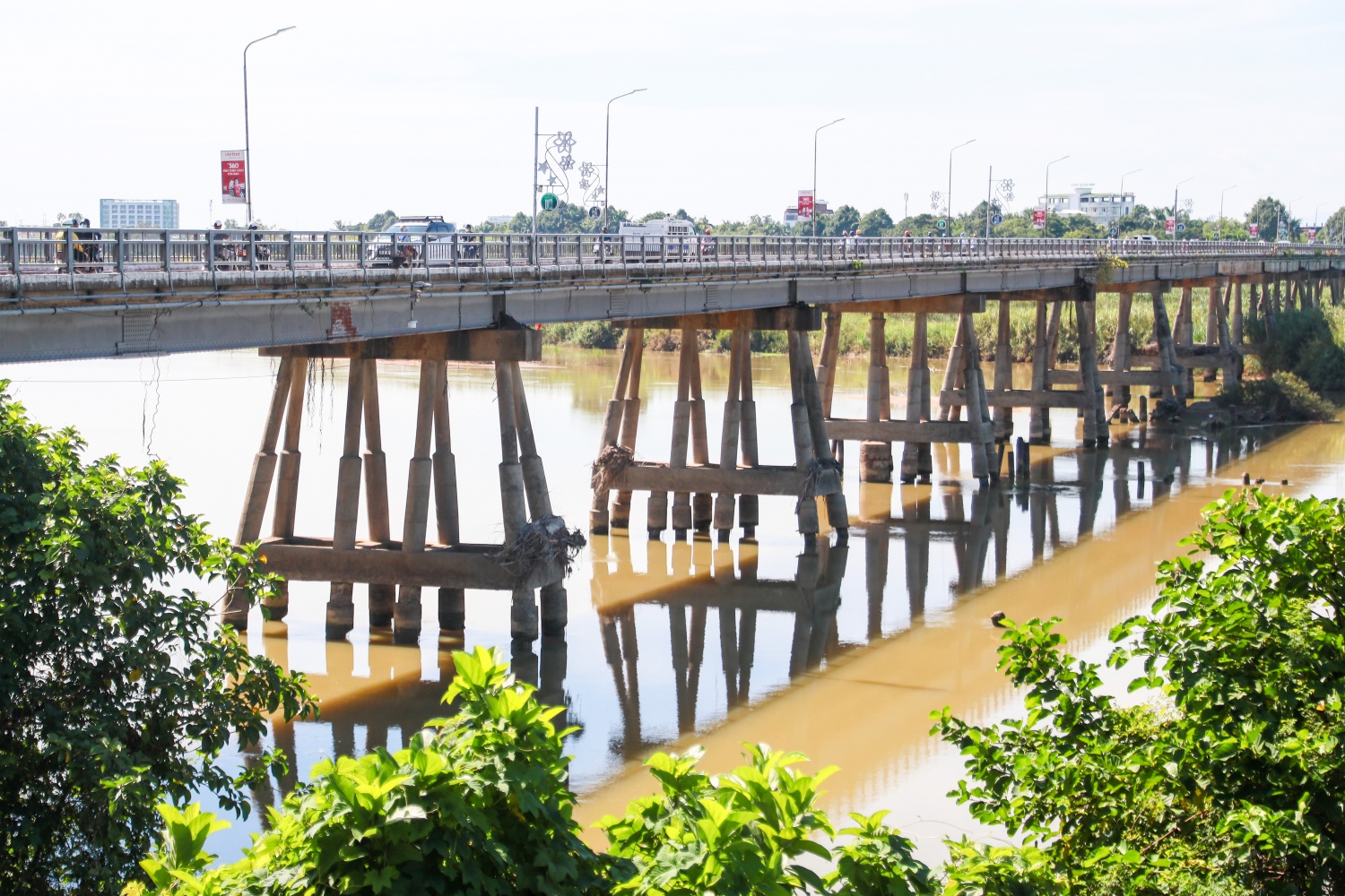 Sau khoảng 60 năm được xây, cầu Trà Khúc được tỉnh Quảng Ngãi nhiều lần cải tạo để đảm bảo an toàn cho người dân khi tham gia giao thông.