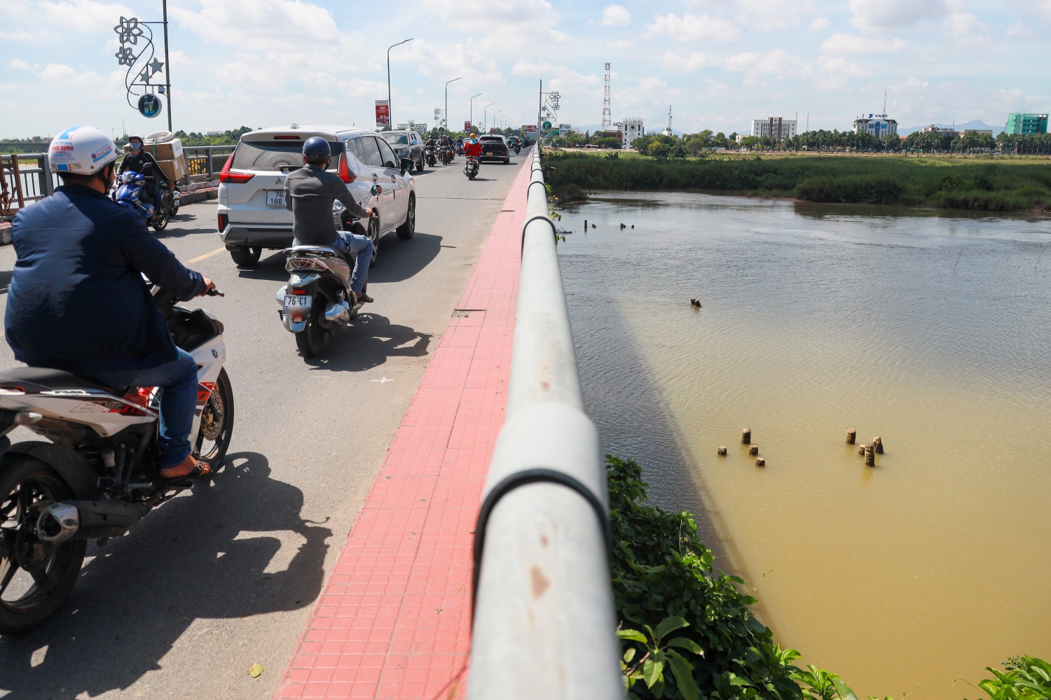 Hàng ngày, cầu Trà Khúc đón hàng trăm người và phương tiện di chuyển qua lại. Khi cầu Trà Khúc 2 được tạm ngừng hoạt động để sửa chữa, cầu Trà Khúc 1 cùng cầu Thạch Bích phải “gánh” lượng lớn phương tiện tham gia giao thông trong giờ cao điểm.