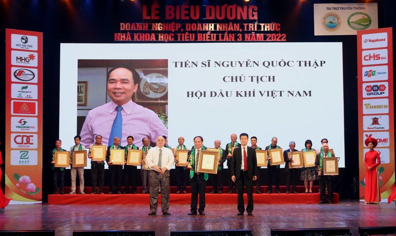 TS. Nguyễn Quốc Thập - Chủ tịch Hội DKVN nhận biểu trưng và Cup Nhà khoa học xuất sắc, tiêu biểu trong nghiên cứu khoa học năm 2022.