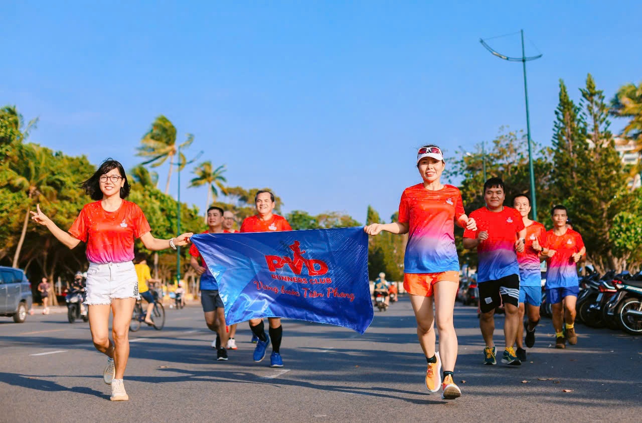 Các vận động viên tích cực chuẩn bị cho giải Marathon - Cà Mau 2024 Cúp Petrovietnam