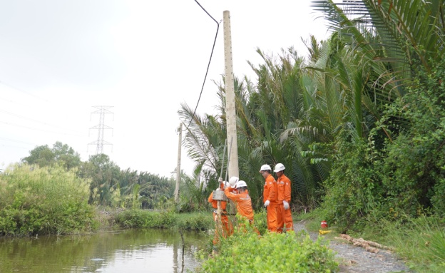 EVNHCMC tăng cường kiểm tra, đảm bảo toàn điện mùa mưa bão, ngập úng