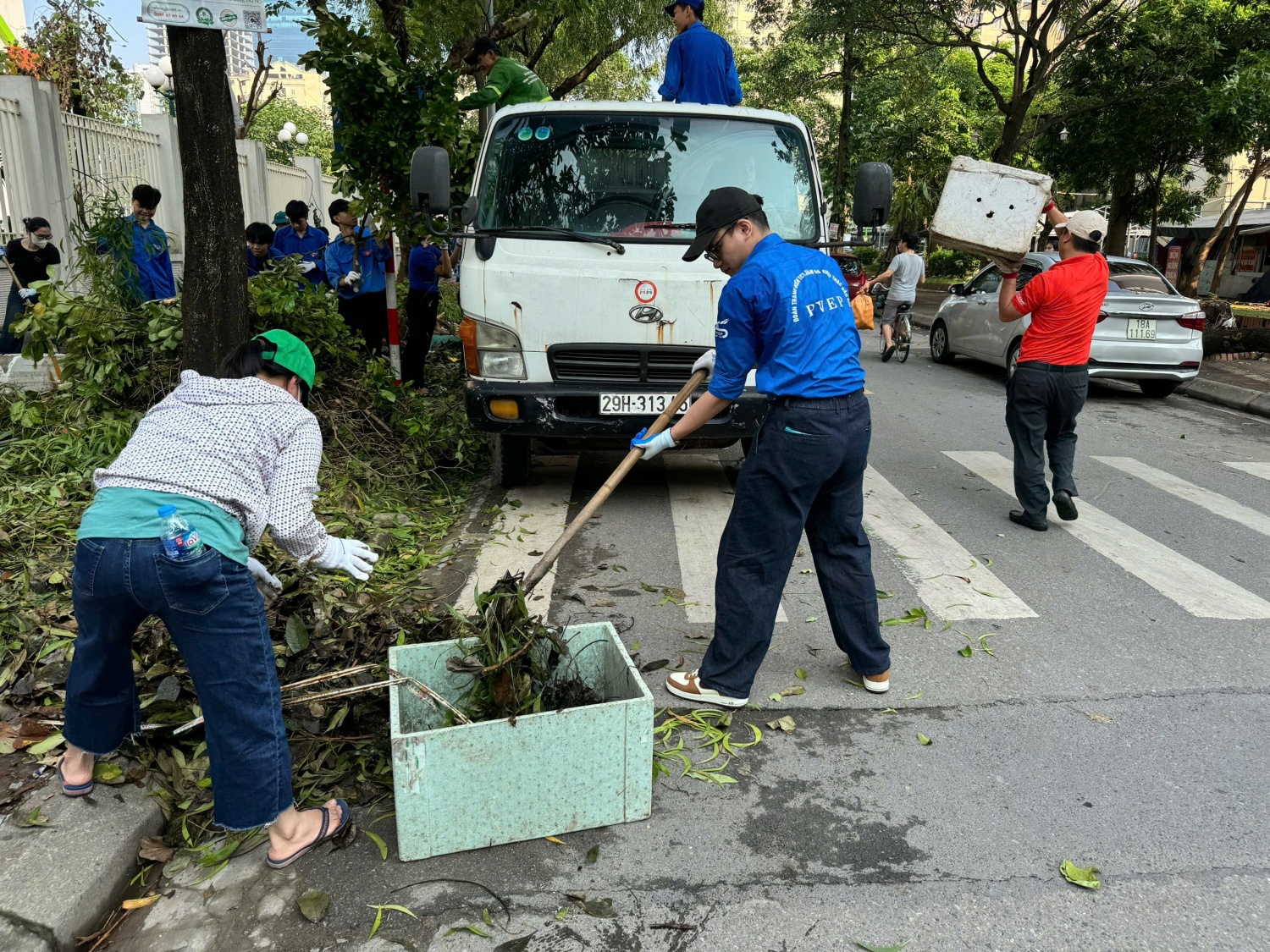 Đoàn Thanh niên PVEP tham gia dọn dẹp môi trường sau bão số 3