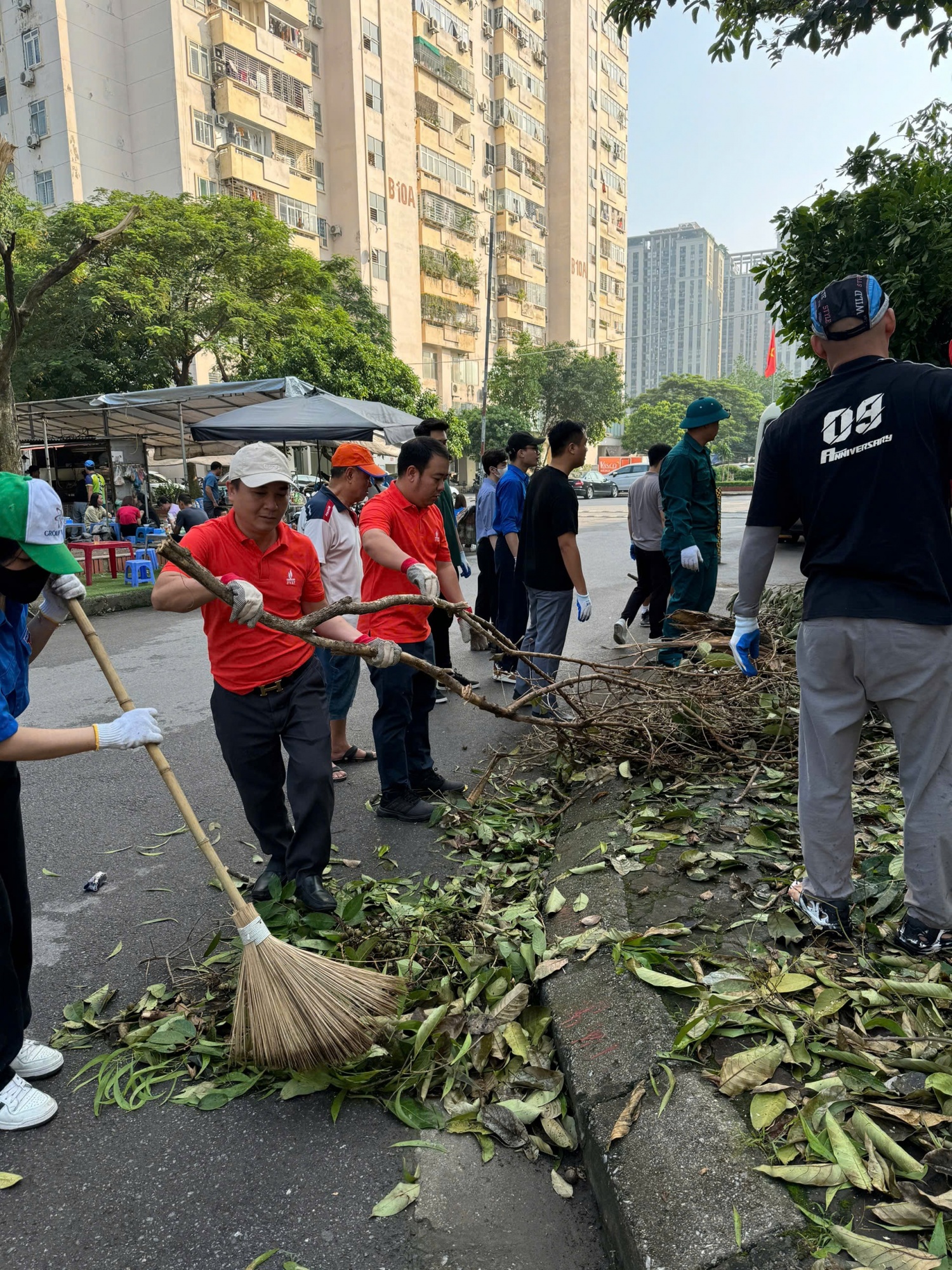 Đoàn Thanh niên PVEP tham gia dọn dẹp môi trường sau bão số 3