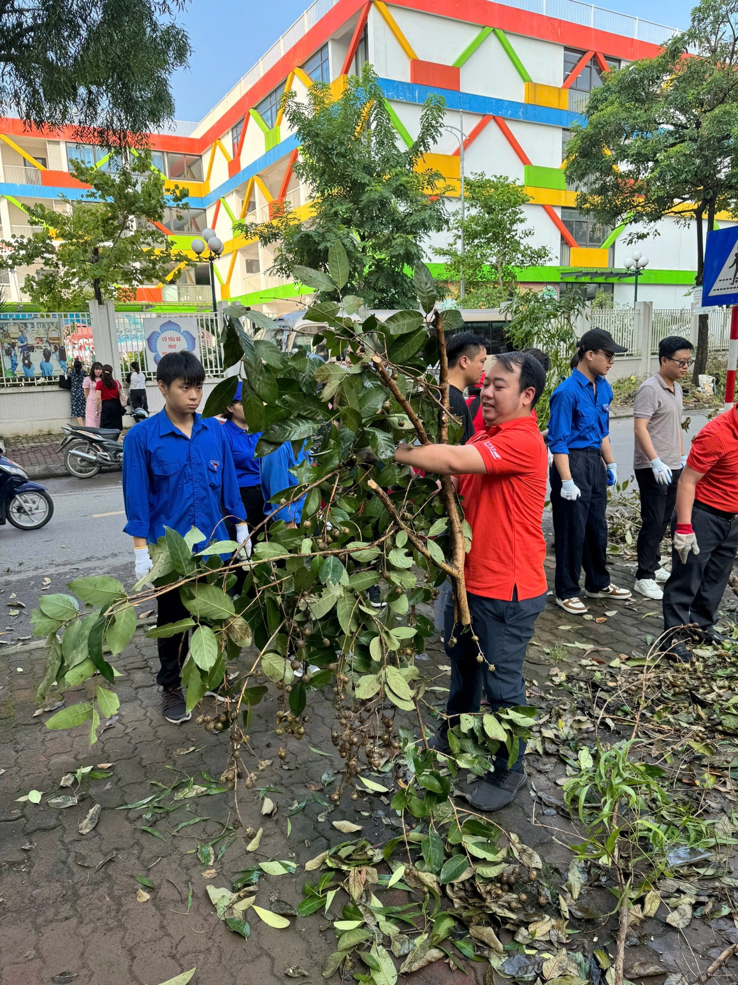 Đoàn Thanh niên PVEP tham gia dọn dẹp môi trường sau bão số 3