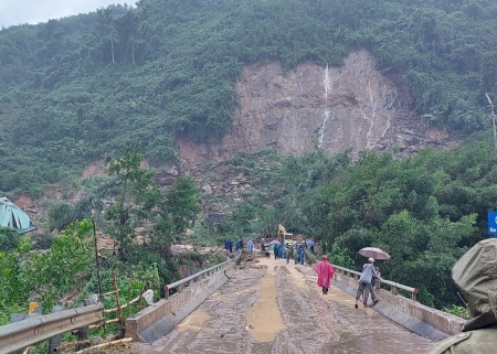 Chủ tịch UBND tỉnh Quảng Ngãi ký văn bản hỏa tốc về ứng phó sạt lở và ngập úng đô thị