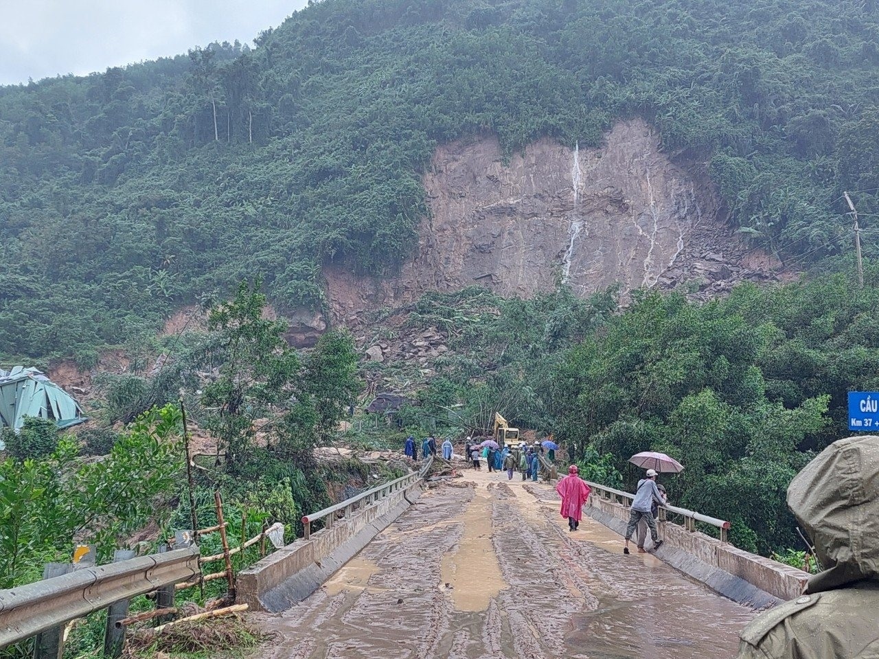 các huyện, thị xã, thành phố cần kiểm tra, rà soát các khu dân cư, nhà dân, trụ sở cơ quan, đơn vị trên địa bàn… có nguy cơ cao sạt lở đất, lũ quét để có phương án sớm và cụ thể để đảm bảo  an toàn