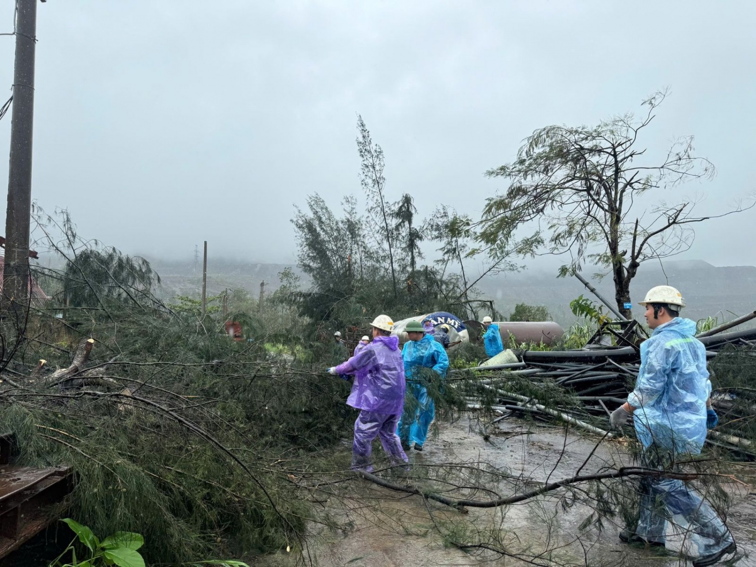 Đoàn thanh niên TKV khắc phục hậu quả bão số 3